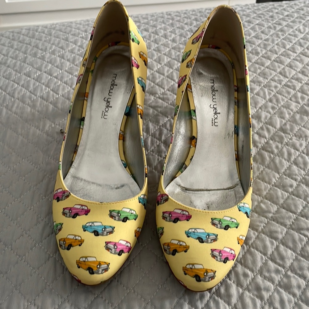 Mellow yellow French brand pumps